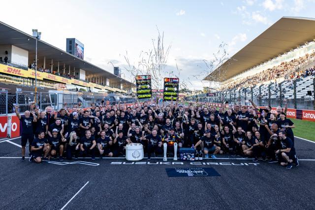 模拟器-维斯塔潘笑傲铃木赛道 红牛车队加冕F1“六冠王”